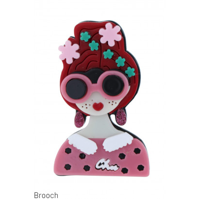 BROCHE MET DAME MET ZONNEBRIL, JUWELEN EN BLOEMEN