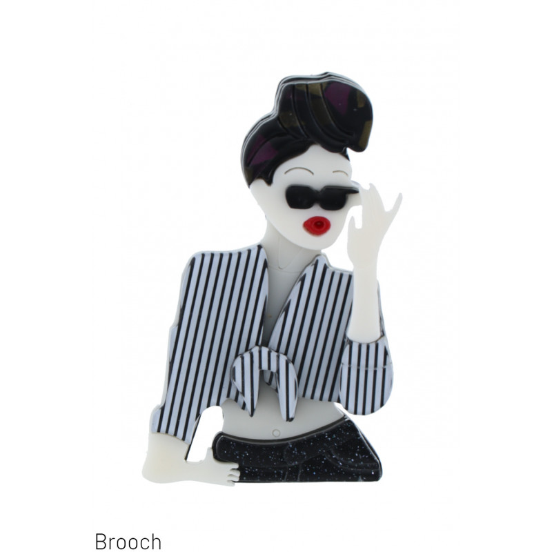 BROCHE MET DAME MET ZONNEBRIL, STREEPJES SHIRT