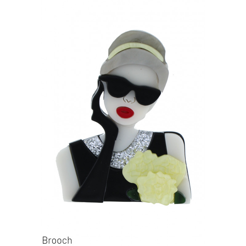 BROCHE MET DAME MET ZONNEBRIL, JUWELEN EN BLOEMEN