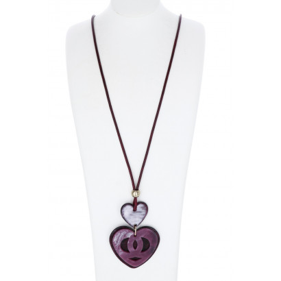 COLLIER A CORDE EN COTON ET PENDENTIF COEUR RESINE