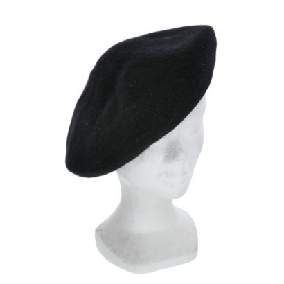 BERET WITH SOLID COLOR