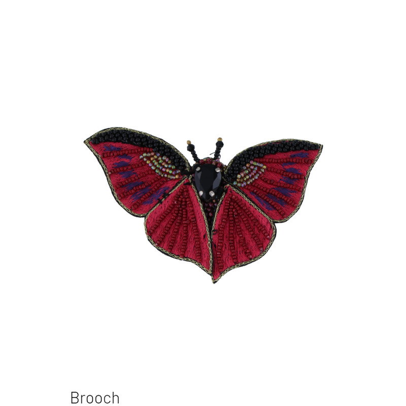 BROCHE PIEDRA CON MARIPOSA, PERLAS Y BORDADO