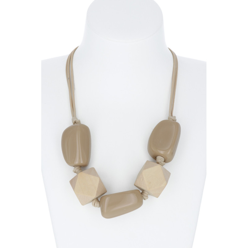 ROPE NECKLACE WITH RESINE IRRUGULAR SHAPE PENDANT