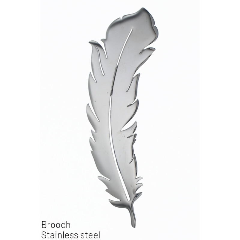 BROCHE EN ACERO CON FORMA DE PLUMA