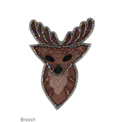 BROCHE CON CIERVOS, PERLAS Y BORDADO