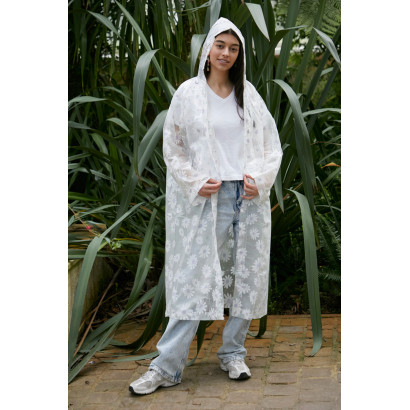 IMPERMEABLE CON BOTÛN DE PRESIÛN Y ESTAMPA. FLORES