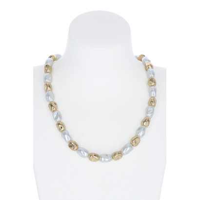 COLLIER DE PERLES ET METAL MARTELE
