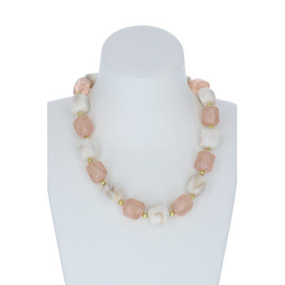 NECKLACE WITH GEOMETRIC SHAPE IN RESIN
