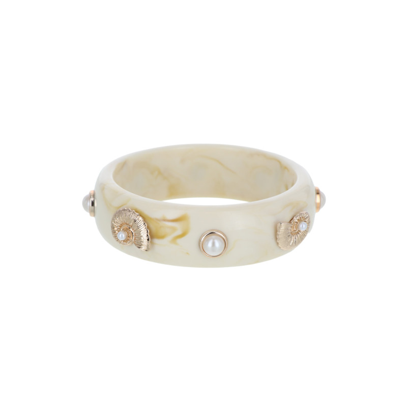 STRAKKE ARMBAND IN HARS MET SCHELPEN EN PARELS