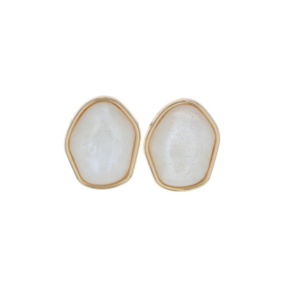 BOUCLES D'OREILLES DE FORME ASYMÉTRIQUE EN RÉSINE