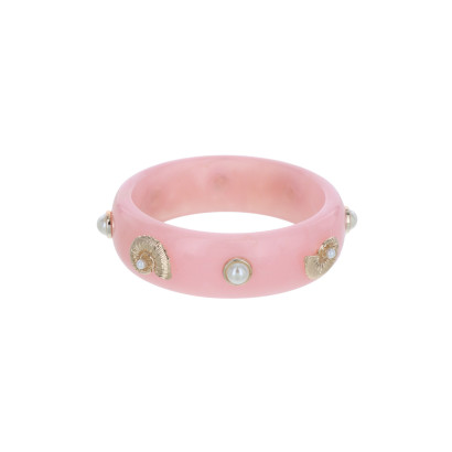 STRAKKE ARMBAND IN HARS MET SCHELPEN EN PARELS