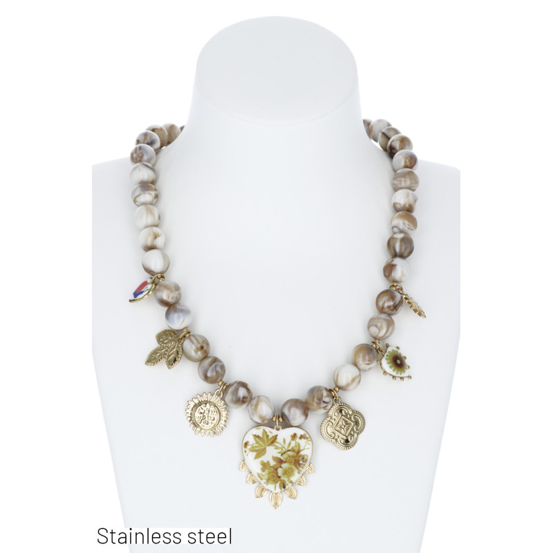COLLIER EN ACIER AVEC PERLES & BRELOQUES, COEURS