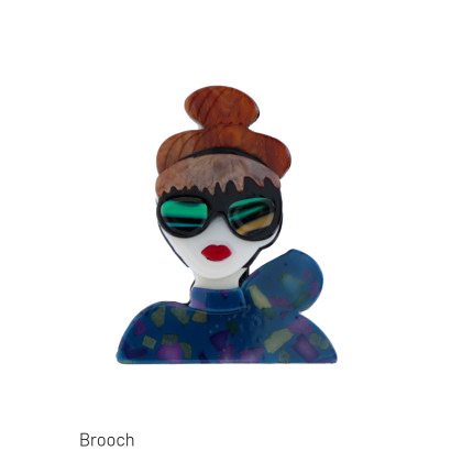 BROCHE AVEC DAME À LUNETTES, NOEUD DANS CHEVEUX