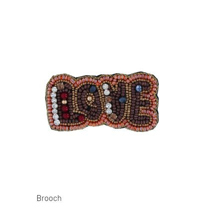 BROCHE AVEC MOT: LOVE, MULTI-PERLES & STRASS
